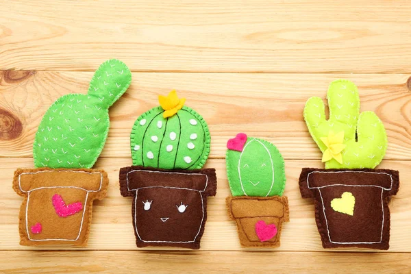 Différents peluches de cactus sur table en bois marron — Photo