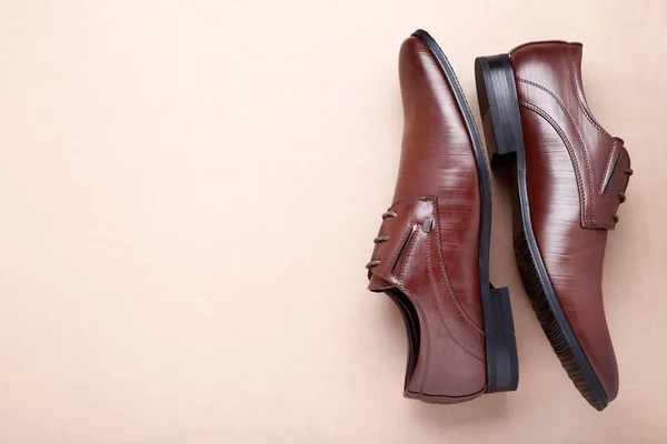 Bej arka planda erkek deri ayakkabılar — Stok fotoğraf