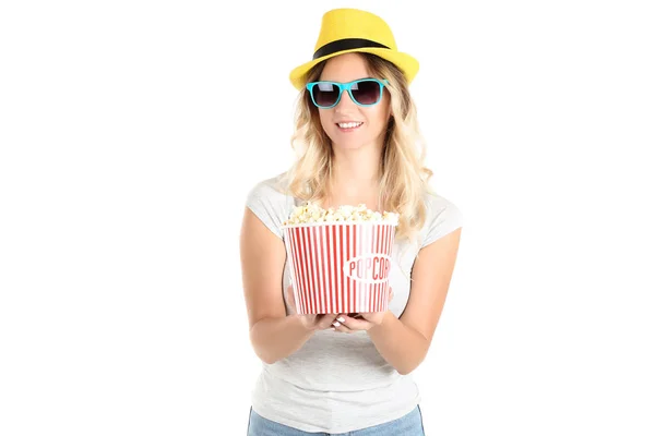 Junge Frau mit Hut und Sonnenbrille hält Eimer mit Popcorn auf — Stockfoto