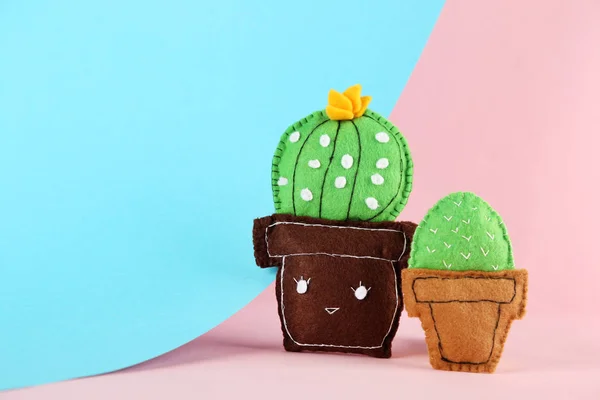 Diferente juguete suave de cactus sobre fondo de papel colorido —  Fotos de Stock