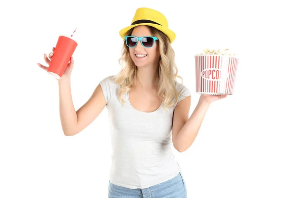 Junge Frau hält Eimer mit Popcorn und Pappbecher auf weißem B — Stockfoto