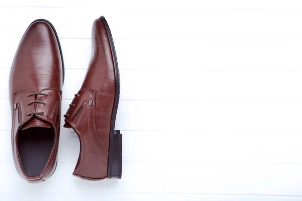 Zapatos de cuero masculino sobre mesa de madera blanca —  Fotos de Stock