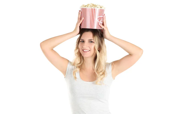 Junge Frau hält Eimer mit Popcorn auf weißem Hintergrund — Stockfoto