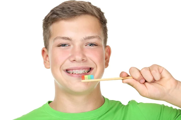 Joven con cepillo de dientes sobre fondo blanco — Foto de Stock