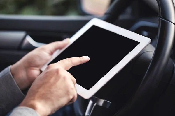 Αρσενικά χέρια κρατώντας και χρησιμοποιώντας το tablet υπολογιστή στο αυτοκίνητο — Φωτογραφία Αρχείου