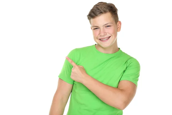 Retrato de un joven con frenos dentales mostrando el dedo hacia arriba en wh — Foto de Stock