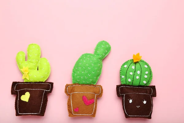 Különböző puha játék kaktuszok rózsaszín alapon — Stock Fotó