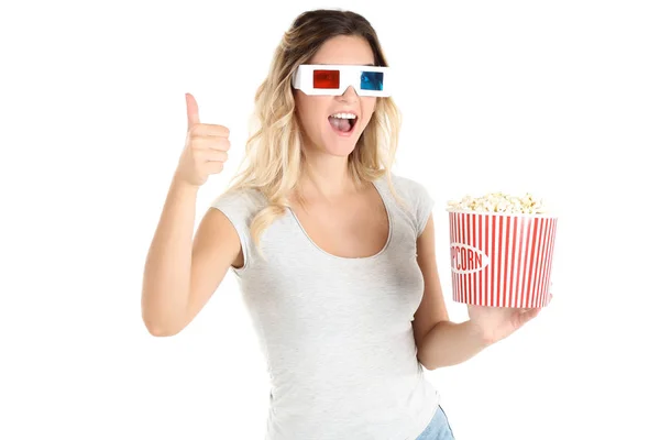 Junge Frau in Gläsern hält Eimer mit Popcorn auf weißem Rücken — Stockfoto