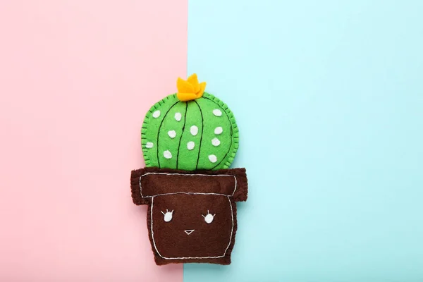 Juguete suave de cactus sobre fondo de papel colorido —  Fotos de Stock