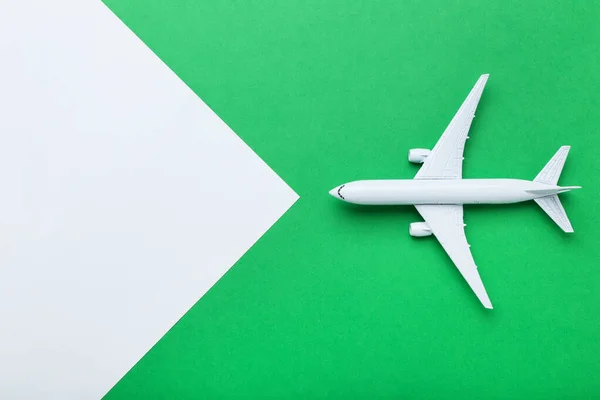 Airplane model on green paper background — Stock Photo, Image