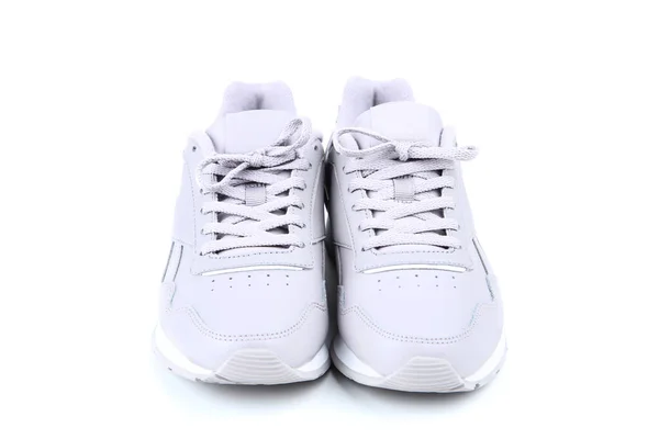 Zapatos deportivos grises aislados sobre fondo blanco — Foto de Stock