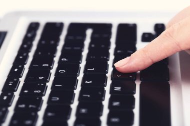 Dizüstü bilgisayarda el yazısı yazan kadın.