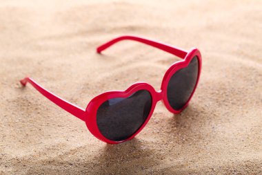 Modern kalp, kumsalda güneş gözlüğü şeklinde.