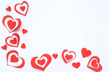 Beyaz arka plan üzerinde izole kırmızı kağıt Kalpler