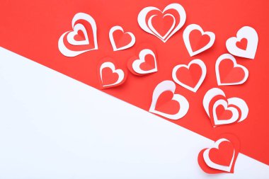 Kağıt kalpler beyaz ve kırmızı arkaplanda