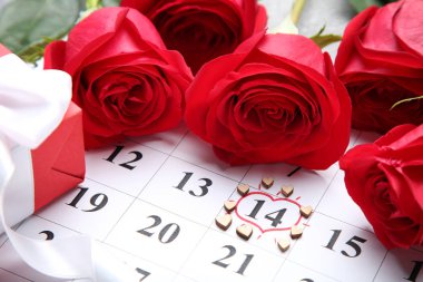 Bir buket kırmızı gül ve küçük kalpler.