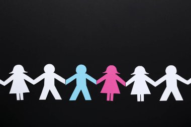 Siyah arka planda kağıt zinciri insanları