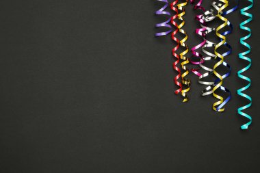 Siyah arkaplanda renkli kurdeleler