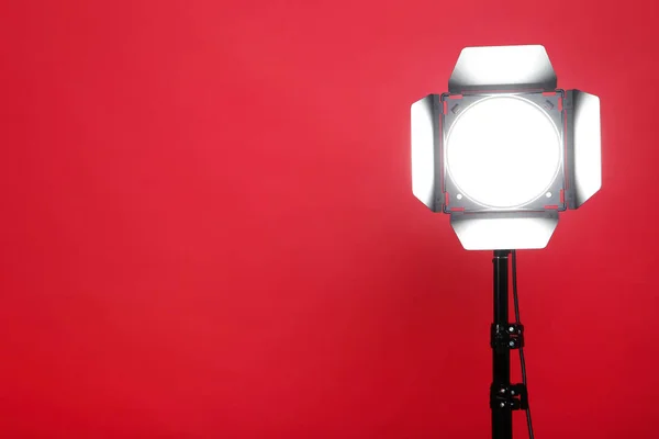 Studio Lighting Tripod Red Background — Stock Photo, Image