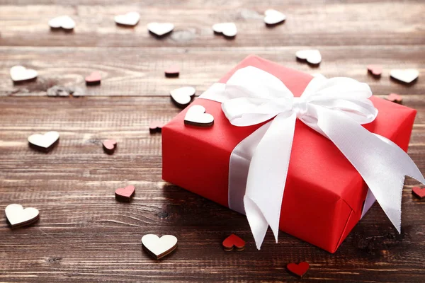 Confezione Regalo Con Nastro Cuori Tavolo Legno Marrone — Foto Stock