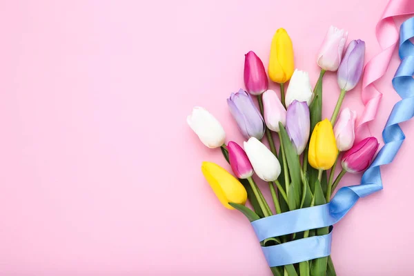 Strauß Von Tulpenblumen Mit Band Auf Rosa Hintergrund — Stockfoto