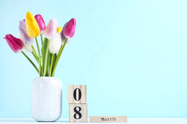 Strauß Tulpenblumen Der Vase Mit Würfelkalender Auf Blauem Hintergrund — Stockfoto