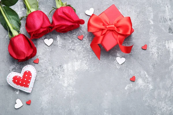Hediye Kutulu Kırmızı Güller Gri Ahşap Masada Kalpler — Stok fotoğraf