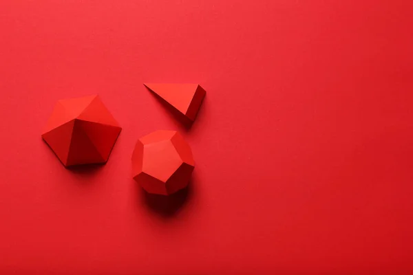 Паперові Геометричні Фігури Червоному Тлі — стокове фото