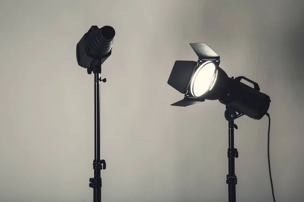 Siyah Arkaplanda Tripodlu Stüdyo Işıklandırması — Stok fotoğraf