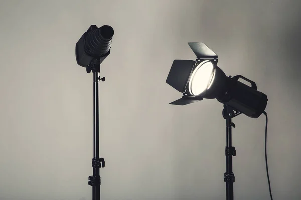 Studio Illuminazione Con Treppiede Sfondo Nero — Foto Stock