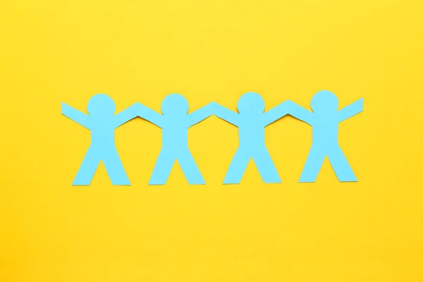 Papírový Řetězec Lidí Žlutém Pozadí — Stock fotografie
