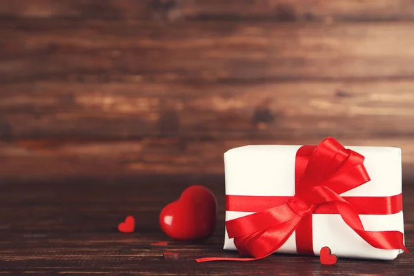 Cadeaudoosje Met Lint Hartjes Bruine Houten Tafel — Stockfoto