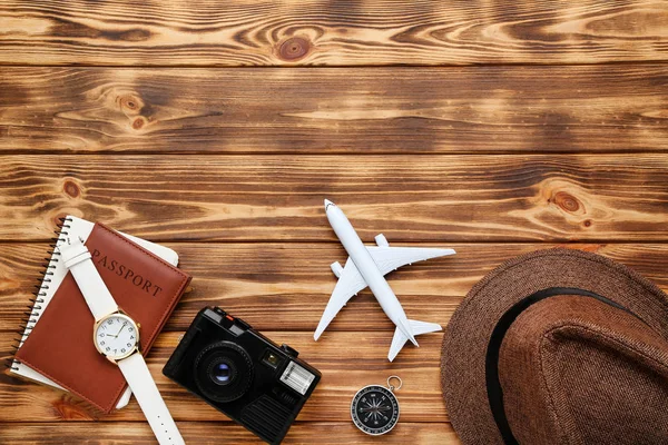 Modelo Avião Com Chapéu Bússola Câmera Passaporte Mesa Madeira Marrom — Fotografia de Stock