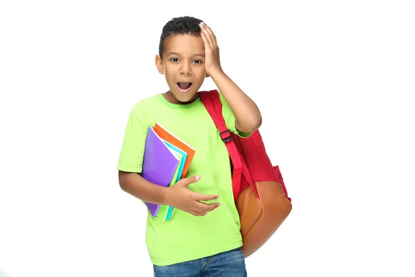Jeune écolier afro-américain avec bloc-notes et sac à dos sur — Photo