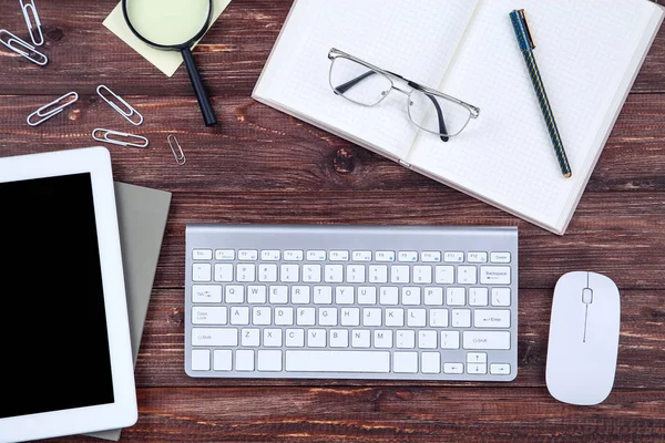 Tableta Teclado Con Gafas Bloc Notas Ratón Sobre Mesa Madera — Foto de Stock