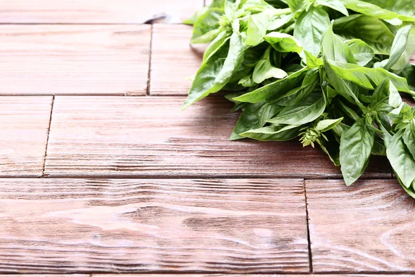 Foglie Basilico Verde Tavolo Legno Marrone — Foto Stock