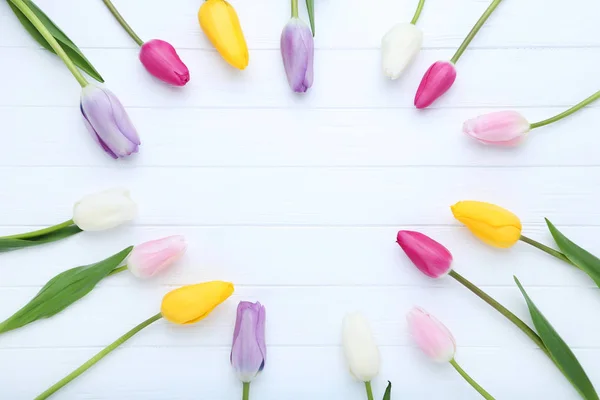 Bukiet Kwiatów Tulipana Białym Drewnianym Stole — Zdjęcie stockowe