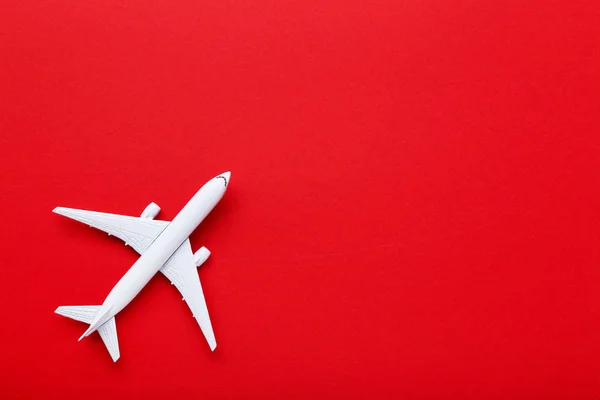 Modelo Avião Sobre Fundo Papel Vermelho — Fotografia de Stock