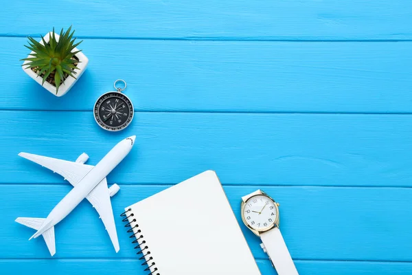 Modelo Avión Con Bloc Notas Reloj Pulsera Brújula Planta Verde — Foto de Stock