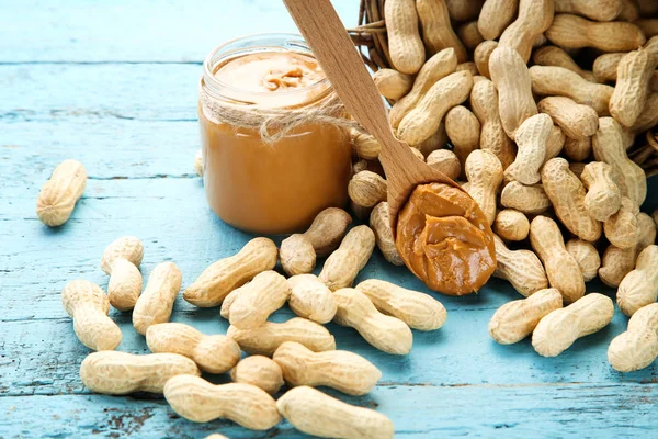 Erdnussbutter Und Nüsse Auf Blauem Holztisch — Stockfoto