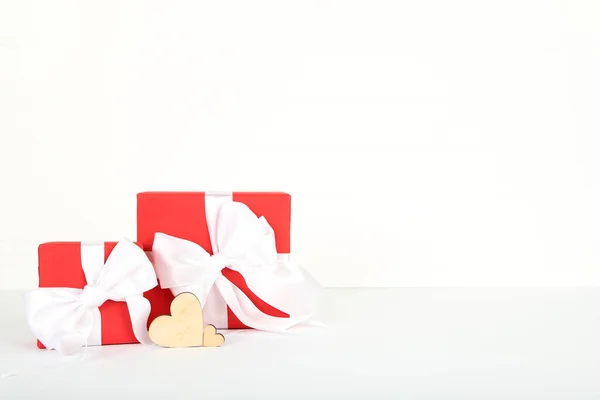 Geschenkboxen Mit Bändern Und Herzen Auf Weißem Hintergrund — Stockfoto