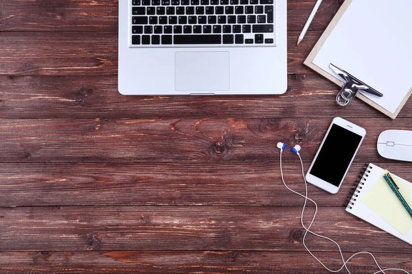 Ordenador Portátil Con Smartphone Auriculares Portapapeles Mesa Madera Marrón — Foto de Stock