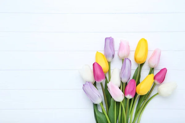 Букет Цветов Тюльпана Белом Деревянном Столе — стоковое фото