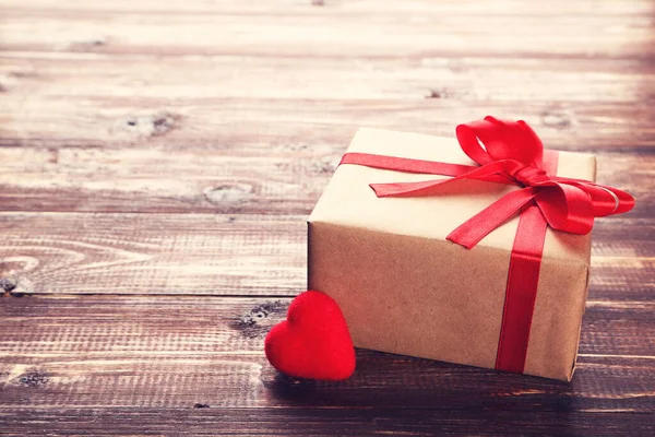 Confezione Regalo Con Nastro Cuore Rosso Sul Tavolo Legno Marrone — Foto Stock