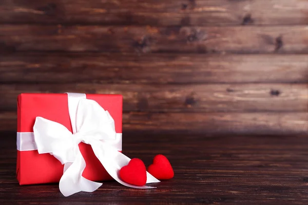 Cadeaudoosje Met Lint Hartjes Bruine Houten Tafel — Stockfoto