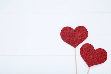 Beyaz ahşap masada sevgililer günü kırmızı kalpleri