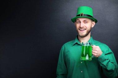 Aziz Patrick Günü. Genç adam yeşil şapkalı ve arı camlı.