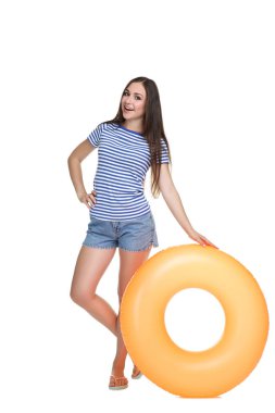 Beyaz arka planda izole edilmiş şişme halkalı genç bir kız.