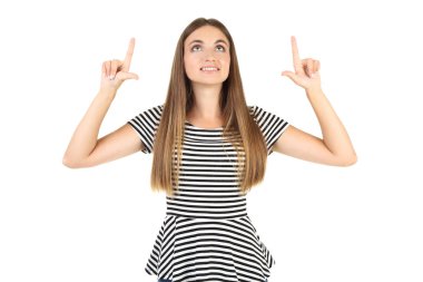 Beyaz arka planda parmaklarını gösteren genç bir kadın.