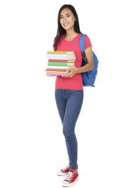 Beyaz arka planda kitapları ve sırt çantası olan genç bir kadın.